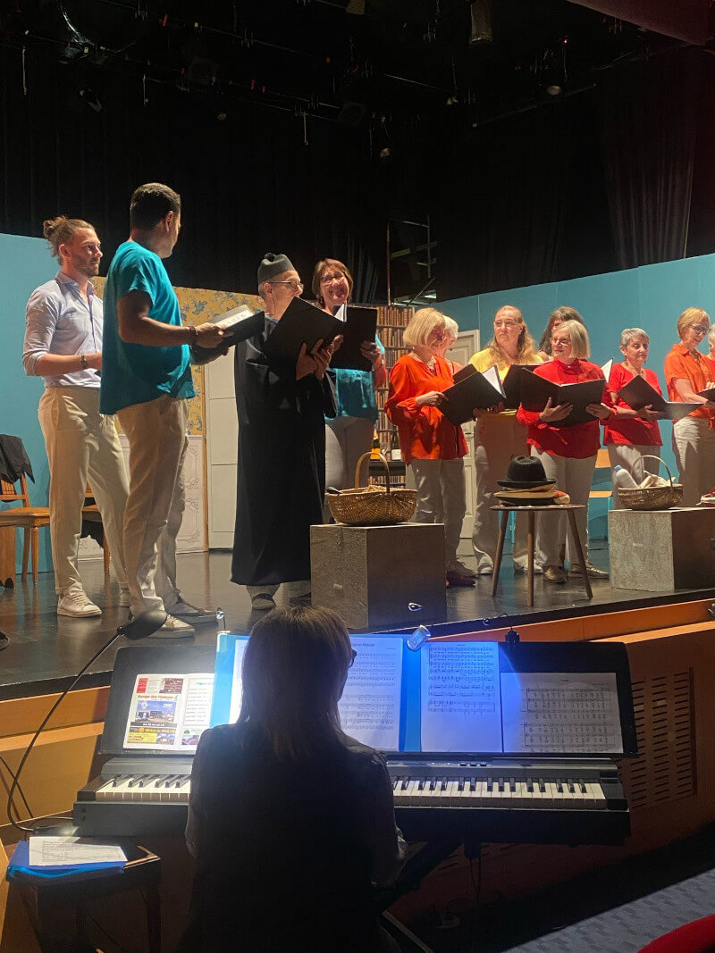 La chorale d'Allegretto lors du chant Signor Abbate, avec Marc en Abbé. Concert avril 2025