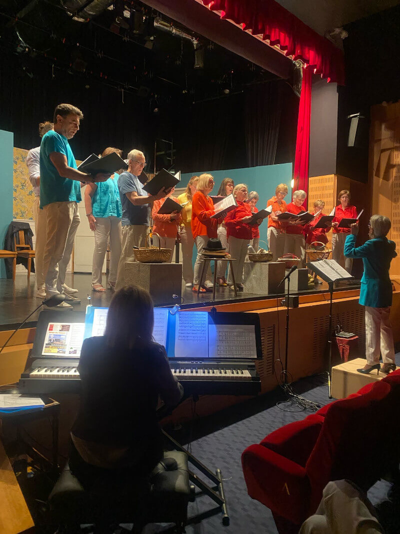 Concert avril 2025 : la chorale, Katia au piano, Evelyne à la direction