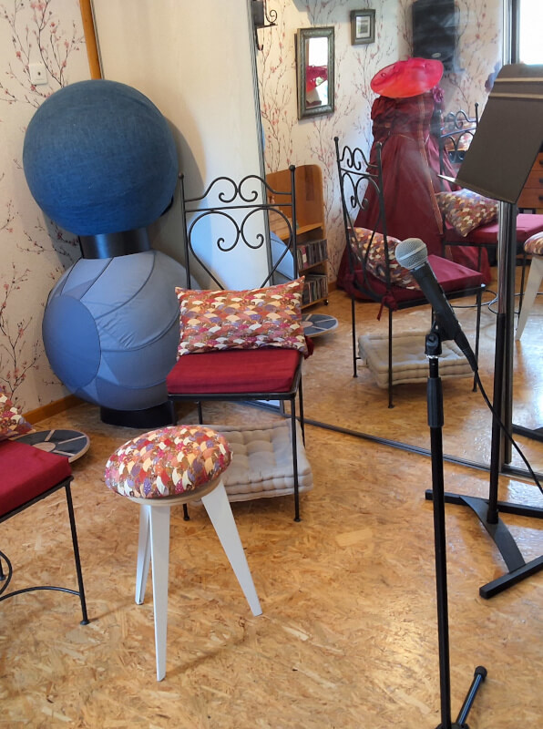 La salle de musique côté miroirs, avec ses ballons, le micro, le tabouret mobile