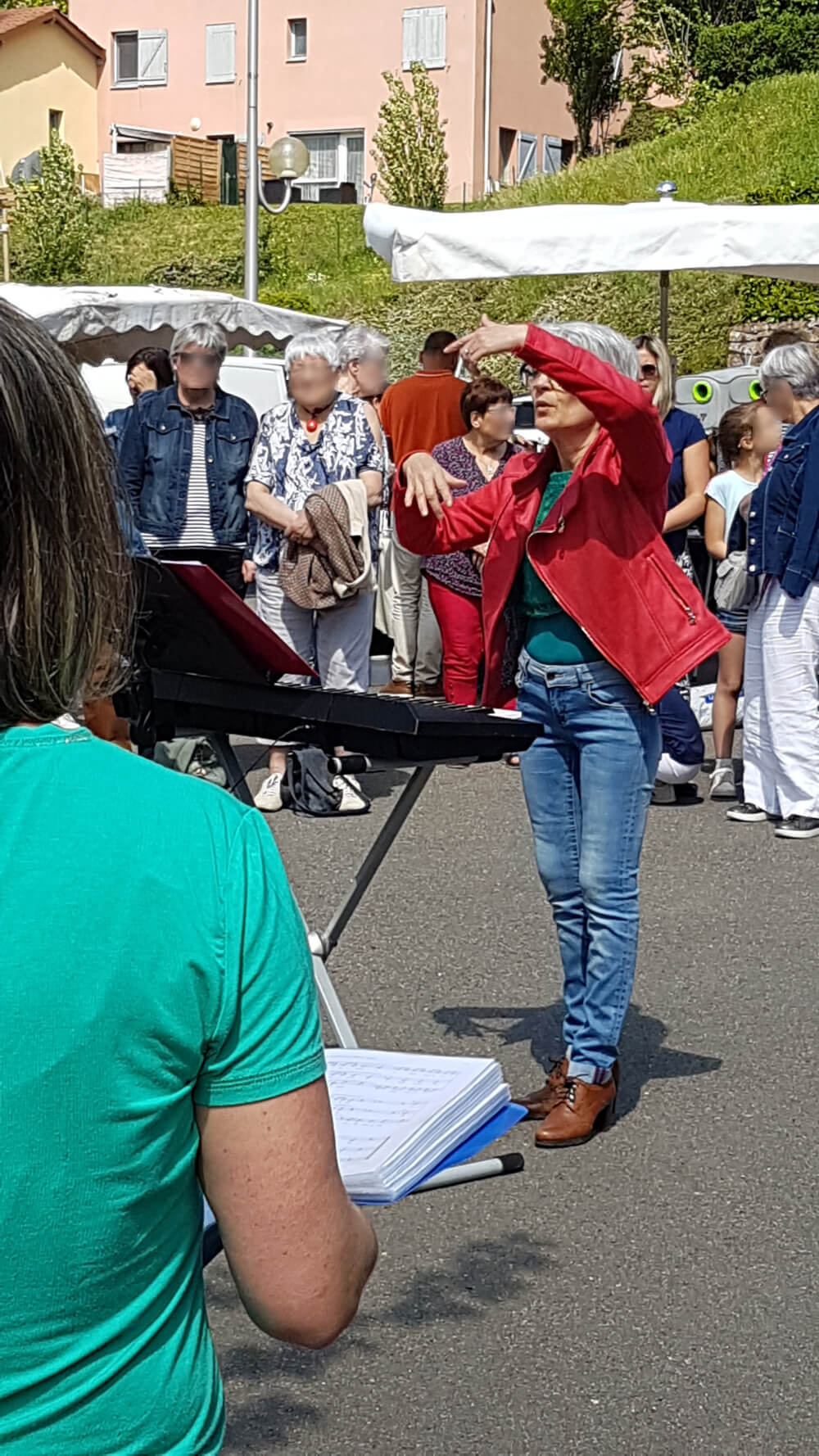 Evelyne Lagardette dirigeant la chorale Chant'Éclair